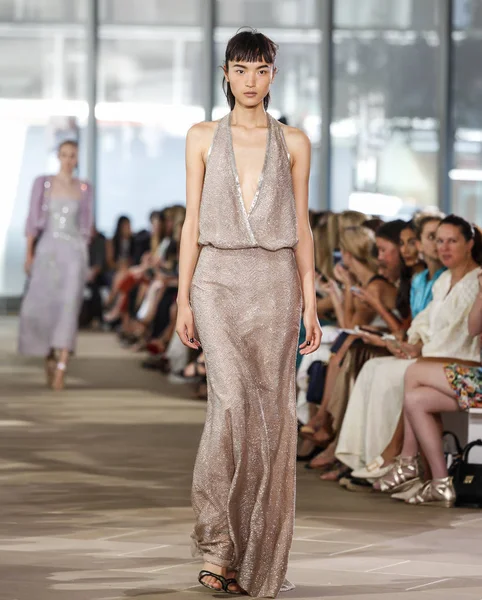 Monique Lhuillier pist gösteri