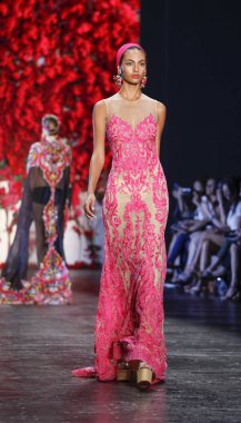 Naeem Khan pist gösteri