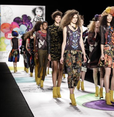 Desigual sonbahar 2015 pist gösteri