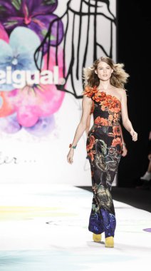 Desigual sonbahar 2015 pist gösteri