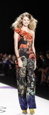 Desigual sonbahar 2015 pist gösteri