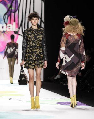 Desigual sonbahar 2015 pist gösteri