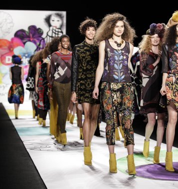 Desigual sonbahar 2015 pist gösteri