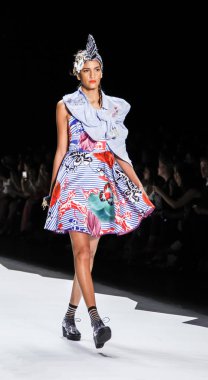 modeli Desigual pist Show'da