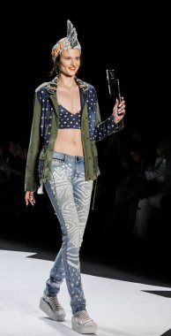 modeli Desigual pist Show'da