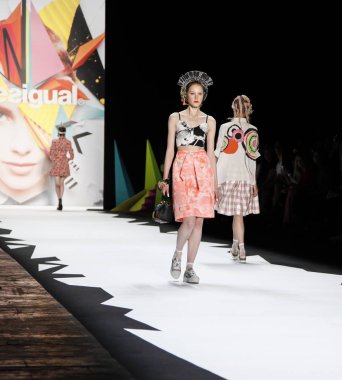 modelleri Desigual pist Show'da