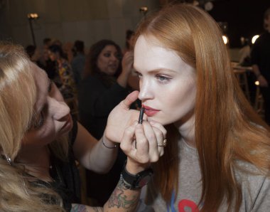 modeli, sahne arkasında Desigual Show'da hazırlar