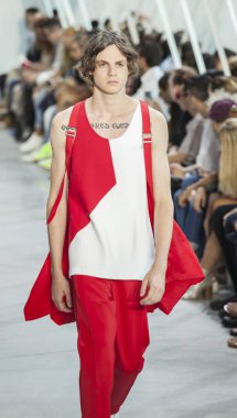 Lacoste Fasion vardır Show'da modeli