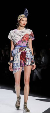 modeli Desigual pist Show'da