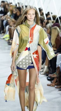 Lacoste Fasion vardır Show'da modeli