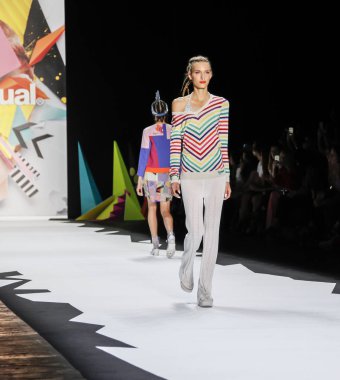 modelleri Desigual pist Show'da