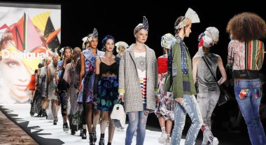 modelleri Desigual pist Show'da