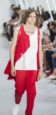 Lacoste Fasion vardır Show'da modeli