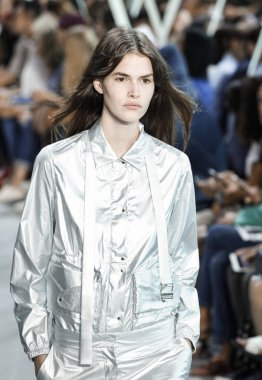 Lacoste Fasion vardır Show'da modeli