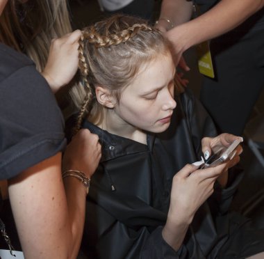 modeli, sahne arkasında Desigual Show'da hazırlar