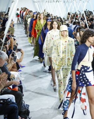 modelleri Lacoste Fasion vardır Show'da