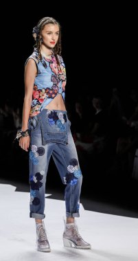 modeli Desigual pist Show'da