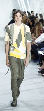 Lacoste Fasion vardır Show'da modeli