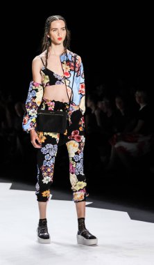 modeli Desigual pist Show'da