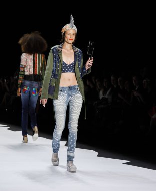 modelleri Desigual pist Show'da