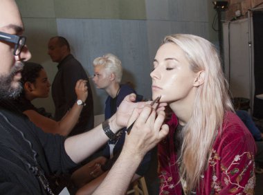 modeli, sahne arkasında Desigual Show'da hazırlar