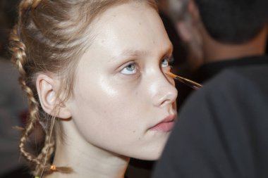 modeli, sahne arkasında Desigual Show'da hazırlar