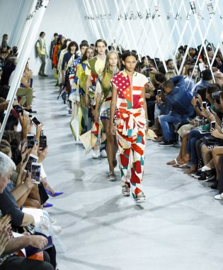 modelleri Lacoste Fasion vardır Show'da
