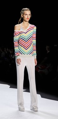 modeli Desigual pist Show'da