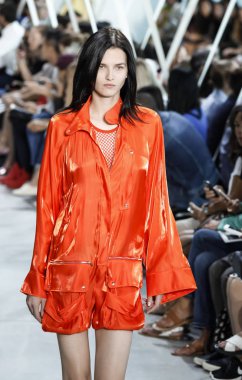 Lacoste Fasion vardır Show'da modeli