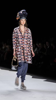 modeli Desigual pist Show'da