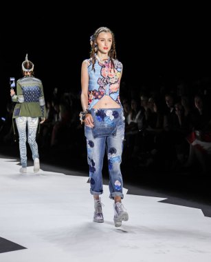 modelleri Desigual pist Show'da