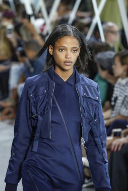 Lacoste Fasion vardır Show'da modeli