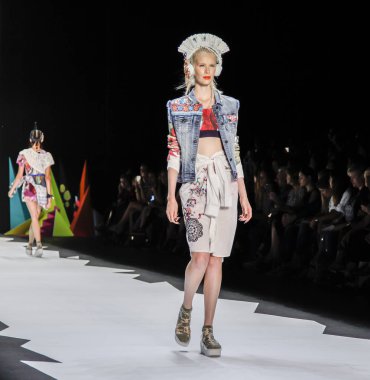 modelleri Desigual pist Show'da