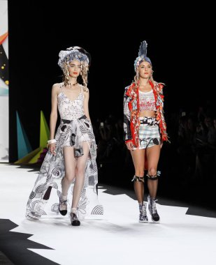 modelleri Desigual pist Show'da