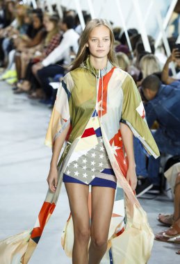 Lacoste Fasion vardır Show'da modeli