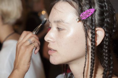 modeli, sahne arkasında Desigual Show'da hazırlar