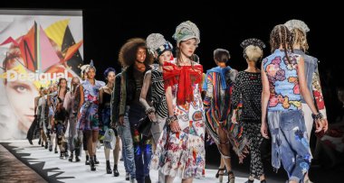 modelleri Desigual pist Show'da