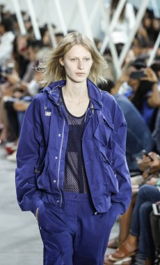 Lacoste Fasion vardır Show'da modeli
