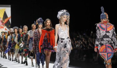 modelleri Desigual pist Show'da