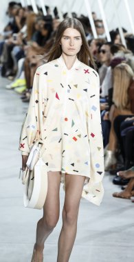 Lacoste Fasion vardır Show'da modeli