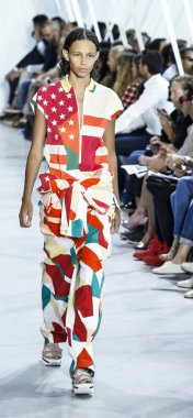 Lacoste Fasion vardır Show'da modeli