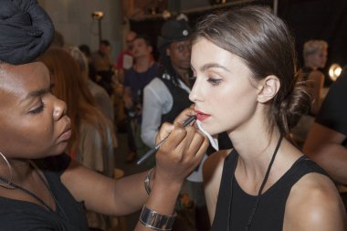 modeli, sahne arkasında Desigual Show'da hazırlar