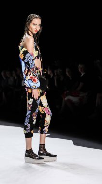 modeli Desigual pist Show'da