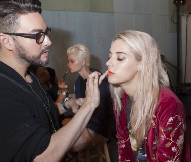 modeli, sahne arkasında Desigual Show'da hazırlar