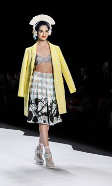 modeli Desigual pist Show'da