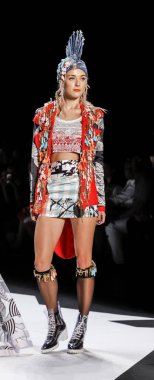 modeli Desigual pist Show'da