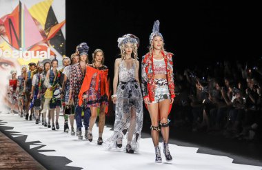 modelleri Desigual pist Show'da