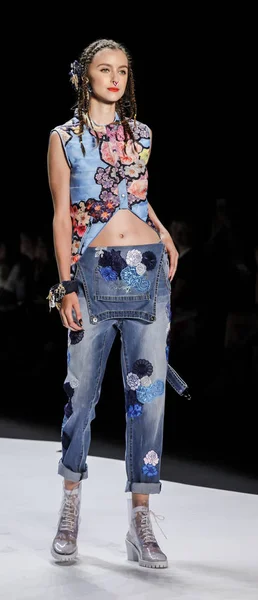 Model at Desigual runway show — Stock Photo, Image