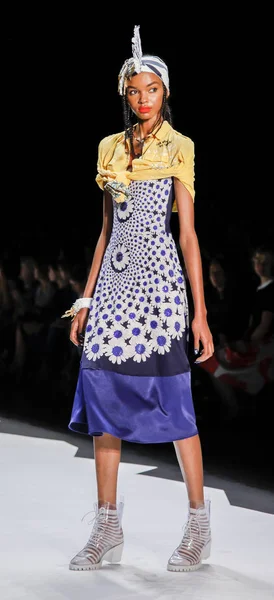 Model at Desigual runway show — Stock Photo, Image