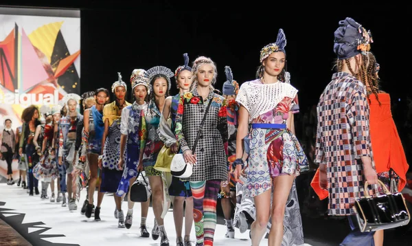 Modellen op Desigual start-en landingsbaan show — Stockfoto